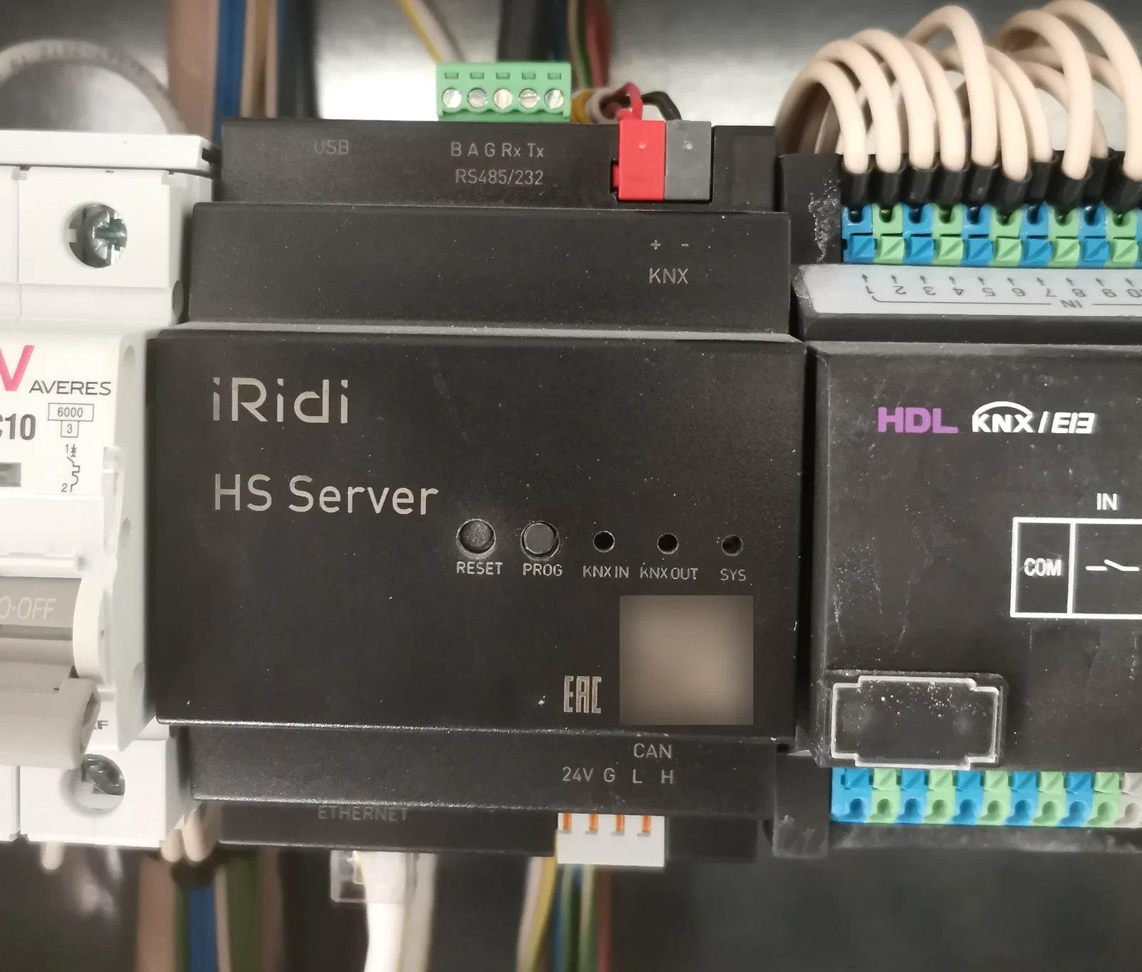 Сервер iRidi HS Server и модули KNX/HDL в электрическом щите объекта. Реальная фотография оборудования.