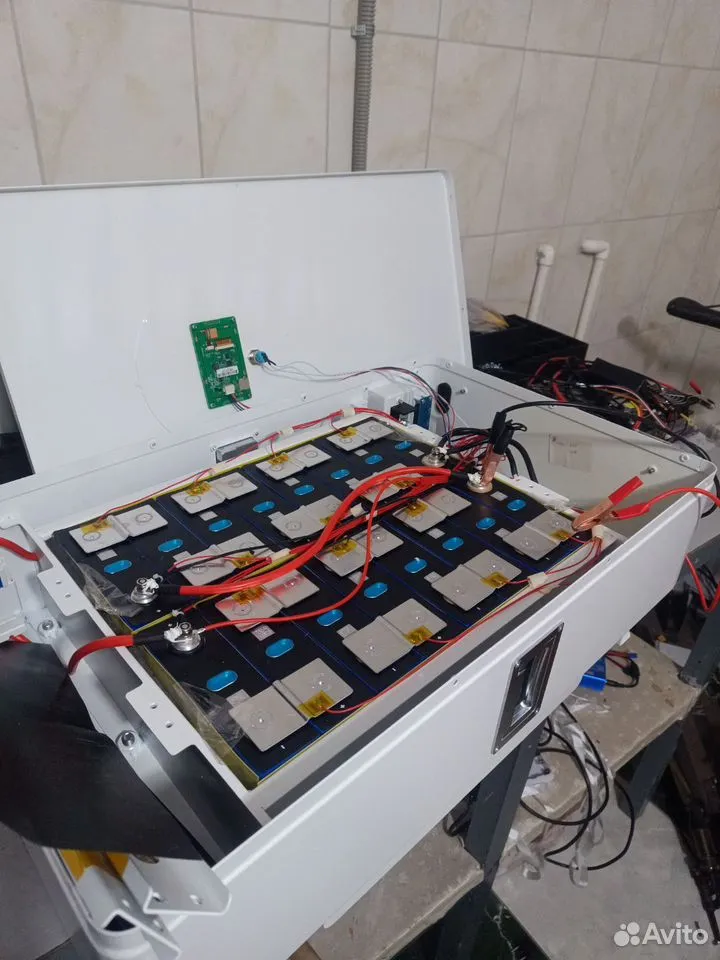 Аккумуляторный блок и его соединения на рабочем столе.