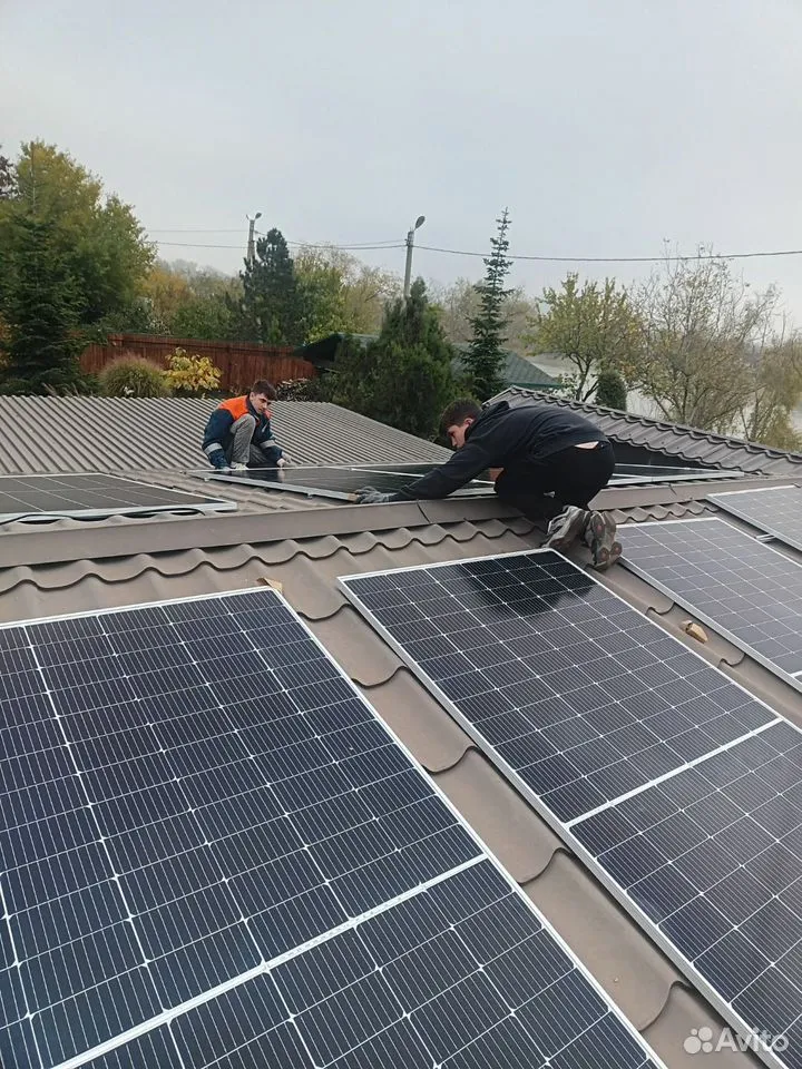 Установка и размещение солнечных модулей на кровле.